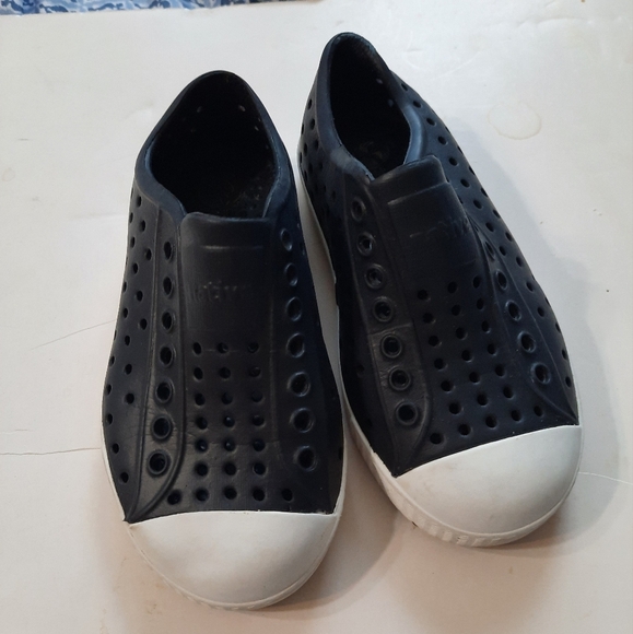 Native Black Slip-On Shoes with White Toes Size 9 Kids - Picture 1 of 12